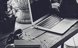 资本太强？劈腿男艺人荣获“德艺双馨”，评论区才让我大开眼界