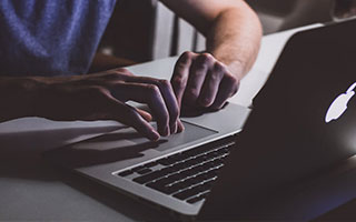 资本太强？劈腿男艺人荣获“德艺双馨”，评论区才让我大开眼界