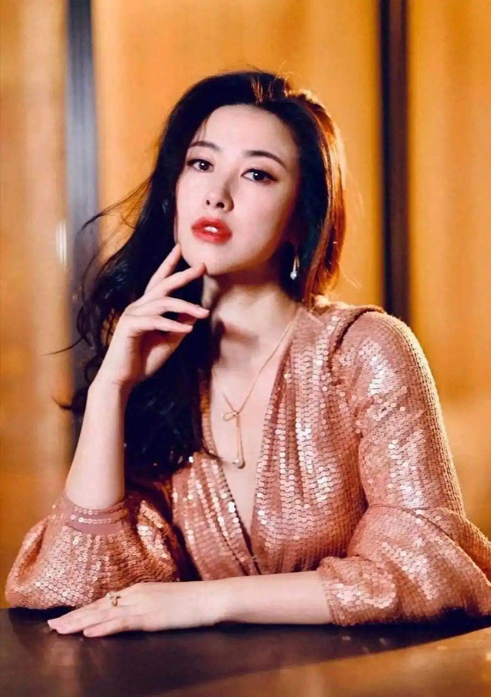 娱乐圈天生富贵相女星_朱珠陈红袁咏仪郭晶晶景甜_旺夫面相的女明星